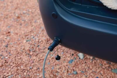 トヨタ タウンエース:リアバンパー下部に設けられた外部電源の入力プラグは車中泊の必須装備