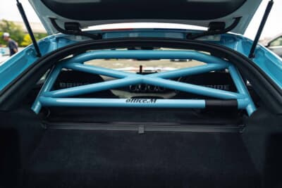 メルセデスAMG GT S：トランクリッドを開けるとボディ同色にラッピングされたメルセデスAMG GT R純正のロールバーが現れる