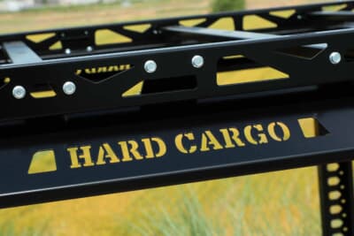 スズキ スーパーキャリイ:「HARD CARGO」の抜き文字はベースキャリアに配置される。荷台のサービスホールを用いて装着できる