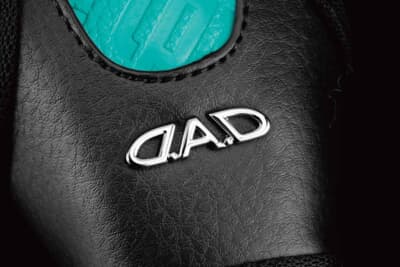オーシャンブルーとブラックの美しいコントラストにD.A.Dロゴエンブレムが輝く