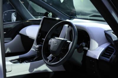 アルファード モデリスタ コンセプト（東京オートサロン2026出展時）：白と黒のコントラストが特徴で、一目で分かる変貌感を演出
