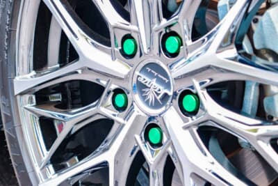 トヨタ ノア：センター部分も精緻な印象が特徴のホイールデザイン。ナットは緑を選んだが思ったよりも引っ込んだ 