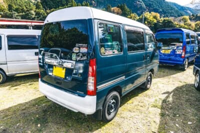スバル サンバーバン: 1998年までのモデルのカラーを自家塗装で再現。アメリカンな雰囲気を高めるステッカーチューンもポイント