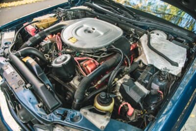 メルセデス・ベンツ 560SEL AMG 6.0-4V:6.0Lへ拡大されAMG製4バルブヘッドを組むV8がエンジンルームを埋め尽くす