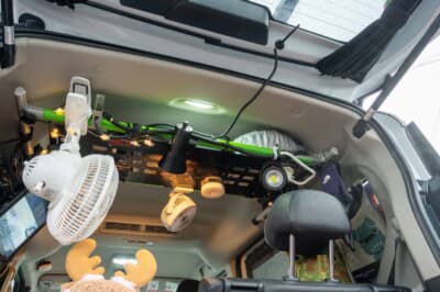 三菱 デリカミニ：ルーフの部分にもラクダニーのルーフアッパートレーとバックドアハンガーを装着。収納力が高まった