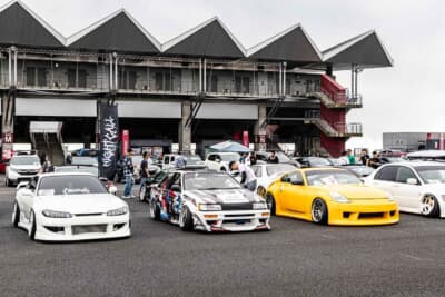 ジャンルの垣根を越えて多種多様なクルマが並ぶ光景