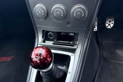 1万〜1万2000ポンド（邦貨換算約215万〜258万円）で現在も販売中のスバル インプレッサWRX STI SpecD (C)Iconicauctioneers