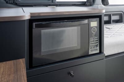 トヨタ・ハイエース：キャンピングカーにとって電子レンジは必須アイテム