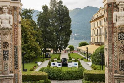 ロールス・ロイス ファントム ゴールドフィンガーのお披露目は、コモ湖畔のグランド・ホテル敷地内「モザイク・ローン」で行われた