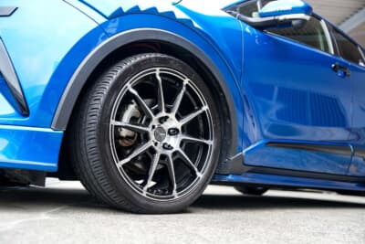 ガレルナレフィーノのサイズは19×8＋38。コントラストの効いたブラックポリッシュは昼と夜とでイメージが変わるそうだ