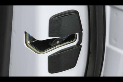 トヨタ新型 ハイラックス:そしてこちらはドア側を処理した状態。ドア側も大きな加工等も出ずに貼り付けただけでガラリと走りが進化する
