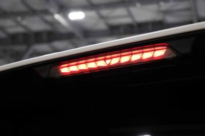 トヨタ アルファード:アベストのハイマウントストップランプはランニングアクションやウインカー機能、スモールリップライン搭載