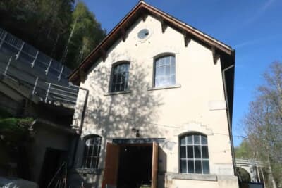 施設風景：もともと水力発電用の施設だった三層二階建ての建屋にはレアな車両が所狭しと並ぶ