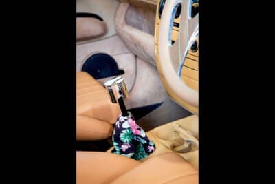 トヨタ プロボックス:希少な5速MT車。ピストンのシフトノブに花柄ブーツが可愛い