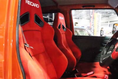 スズキ ジムニー：前席には赤いレカロのセミバケットシートが投入されていた。オレンジのボディカラーとのマッチングも良好