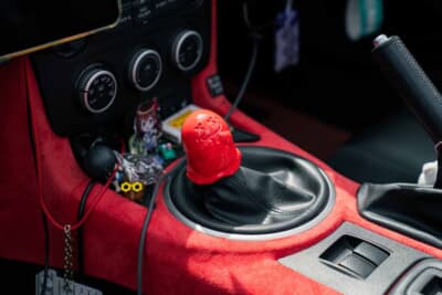マツダ NCロードスター:GHOST EXPOD(ゴーストエキスポッド)製の赤いシフトノブ。センターコンソール周辺も同じく赤い生地でコーディネイトされている