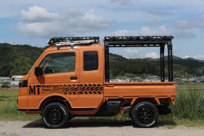 スズキ スーパーキャリイ:イージーアップによるリフトアップ量は1.5インチ。真横からみると車高が上がりワイルドに。車検対応だ