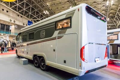 カルタゴ chic e-line I 61 XL LE:他の大型キャンピングカーを凌駕する全高を持ち、洗練されたテールランプや先進的なデザインが目を引くリアクォータービュー