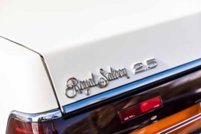 トヨタ クラウン:1JZエンジン換装による排気量変更に合わせて、トランクの「2.8」バッジから「2.5」へとさりげなく変更されている