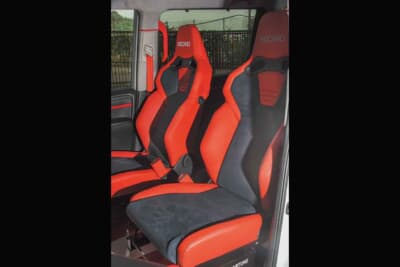 トヨタ ヴォクシー:ホールド性の高いフロントのレカロシート(SR-C)も全体のテーマに合わせて赤と黒のカラーを選択した