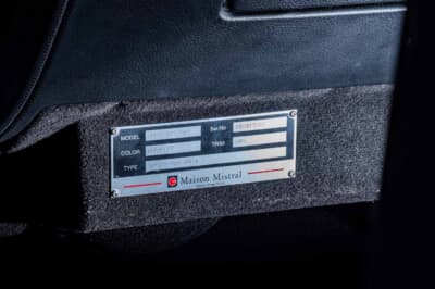 メルセデスAMG G63：インテリアに備わる専用プレートには「MMND-SEC Ver1」の型式やシリアルナンバーが記される