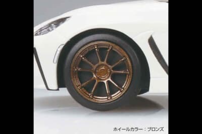 トヨタ GR86：クリスタルホワイトパールのボディカラーに付属するブロンズのカスタムホイール