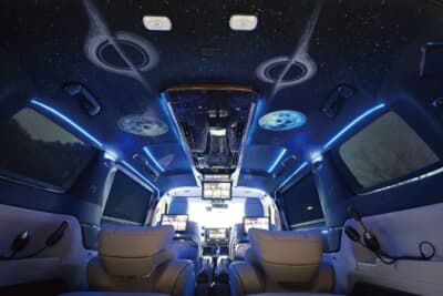 トヨタ アルファード：天井を見上げると満天の星が広がるようなブルーのLED照明
