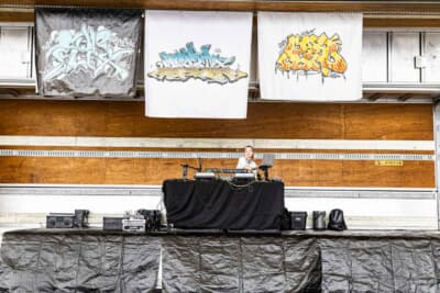 会場の熱気をさらに盛り上げるステージでのDJパフォーマンス