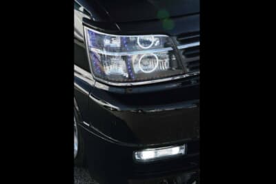 日産 E50型エルグランド：ヘッドライトはカラ割、イカリング、HID、ウインカーポジションキットなどを装着。 E50型登場初期にはなかった技