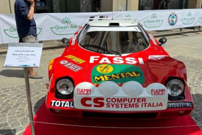 ランチア ストラトス：「FASSI」のスポンサーロゴが目を引くレッドとホワイトのツートンカラー