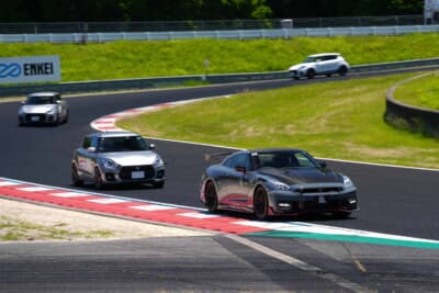 PROXES DRIVING PLEASURE:プロの後ろをなぞるように走り、サーキットの走らせ方を学ぶための通称「カルガモ走行」は5台の先導車を用意し、1台につき最大5台という贅沢ぶり。これなら確実にドラテクに活かせる