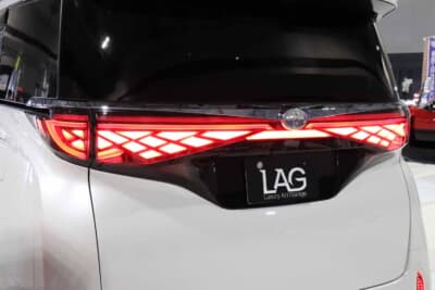 トヨタ アルファード:LAGテールランプは他にはない先進感あふれるデザインを採用。形自体を変更しているからイメチェン感大 