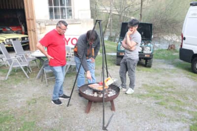 スイス トヨタ博物館：バーベキューを楽しみながらクルマ談義で盛り上がる熱心なスタッフ