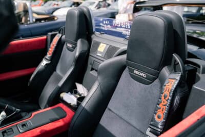 マツダ NCロードスター:純正のレカロ製シートを装着。黒いシートと赤いインテリアのコントラストが個性的な雰囲気を作り出している
