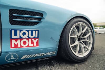 メルセデスAMG GT S：タイヤカスが付着したフロントフェンダー周辺。取材前日も筑波サーキットを走行していたという