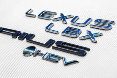 レクサス LBX：現在開発中である深みのあるメタリックブルーのクロマティックエンブレム