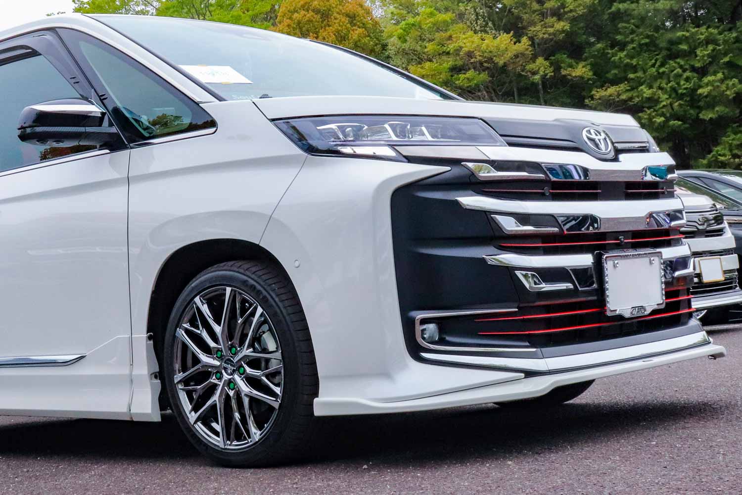 90系トヨタ「ノア」の足元はどうキメる!? 19インチと18インチを選んだ