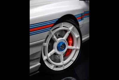 キメラ EVO38:センターロック式の専用ホイールとマルティニストライプがマッチする