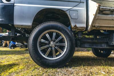スバル サンバー トラック：26cmものボディリフトによってタイヤハウスのクリアランスが大きく広がったフロントまわり