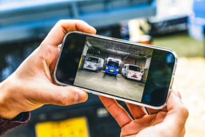 スバル サンバー: スマホの画面に並ぶのは、Motoshigeさんが深い愛着を持って所有する3台のサンバー