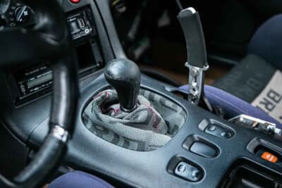 1万6875ポンド（邦貨換算約359万円）で落札されたマツダ「RX-7」（C）Iconicauctioneers