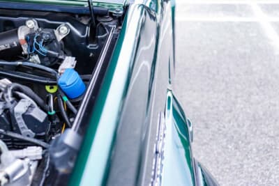 トヨタ ランドクルーザー70：アドブルーの給水口はボンネットの中に移設。エクステリアをすっきりとさせるために大きく手を入れた