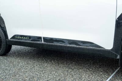 三菱 デリカミニ：グレードはTプレミアムシャモニー。ボディの下には迷彩柄のグラフィックが配置されタフなイメージ