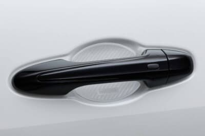 トヨタ 新型ハイラックス:ドアのグリップ部分をカーボン調っぽい意匠与えられる。これで爪でボディを引っかかれることもない 。色は他にシルバーや黒もあり