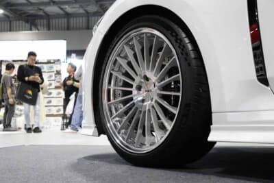 トヨタ クラウン:ホイールサイズは21×9。伸びやかなスポークが特徴。スポーティさを程よくサポートするプレミアムホイールだ