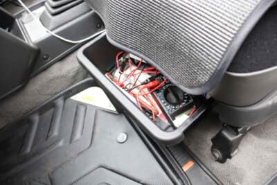 フォード フェスティバ 1.3S ホットエクステリア:助手席下部の小物入れなど実用性も高い