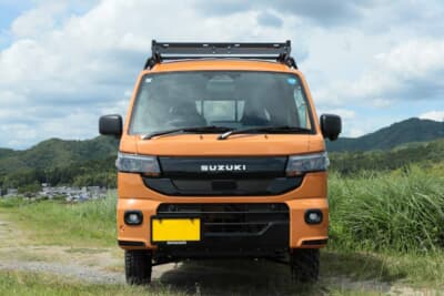 スズキ スーパーキャリイ:フロントから見ると車高以外はほぼ純正。そうでいながらも、SUZUKIのエンブレムだけは白くスマートに配される