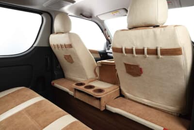 トヨタ ハイエース:車内で飲み物や食べ物をこぼしてもすぐに拭き取れるシート生地を採用