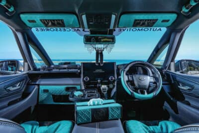 まるでハイブランドのような爽やかで鮮やかな紺碧のブルーカラーとロゴが魅力である