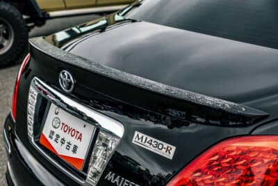トヨタ クラウンマジェスタ MJ430-R： トランク後端には愛知トヨタがオリジナルで製作したトランクリッドスポイラーを装着する